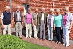 Erika Grage (re.) und Erwin Patzelt (4. v. re.) freuten sich über den noch immer guten Zusammenhalt der Klasse.