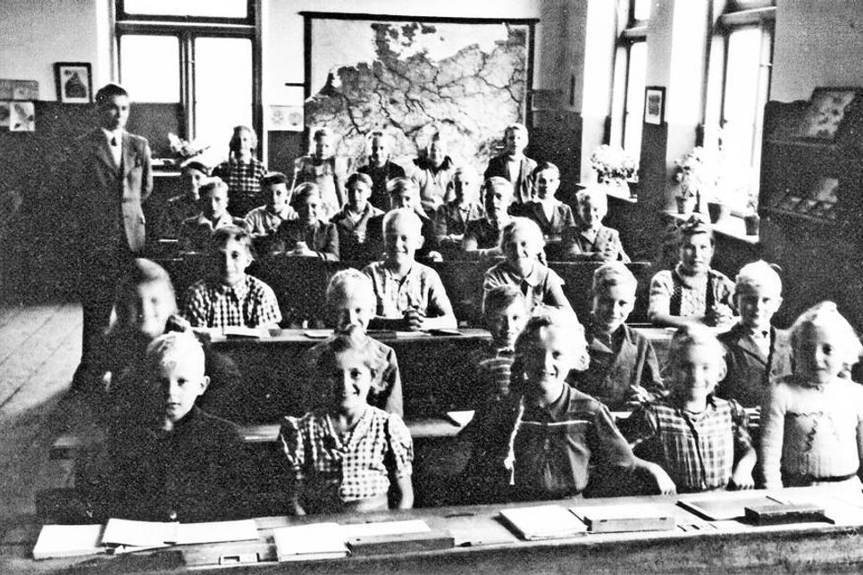 Tradition im Klassenzimmer strömten die 80 Jahre alten (wackeligen) 5-Sitzer aus, die erst 1951 durch Tische und Stühle an der einklassigen Volksschule in Brenkenhagen ersetzt wurden.