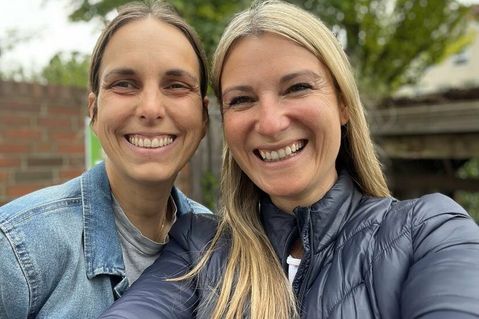 Mit den reporter-Podcasterinnen Kristina Kolbe (lks.) und Gesche Muchow ist sehr gut Kirschen essen.