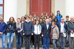 Nach dem Besuch des Neustädter Rathauses trafen sich die Gäste und Gastgeber zum obligatorischen Foto auf der Treppe.