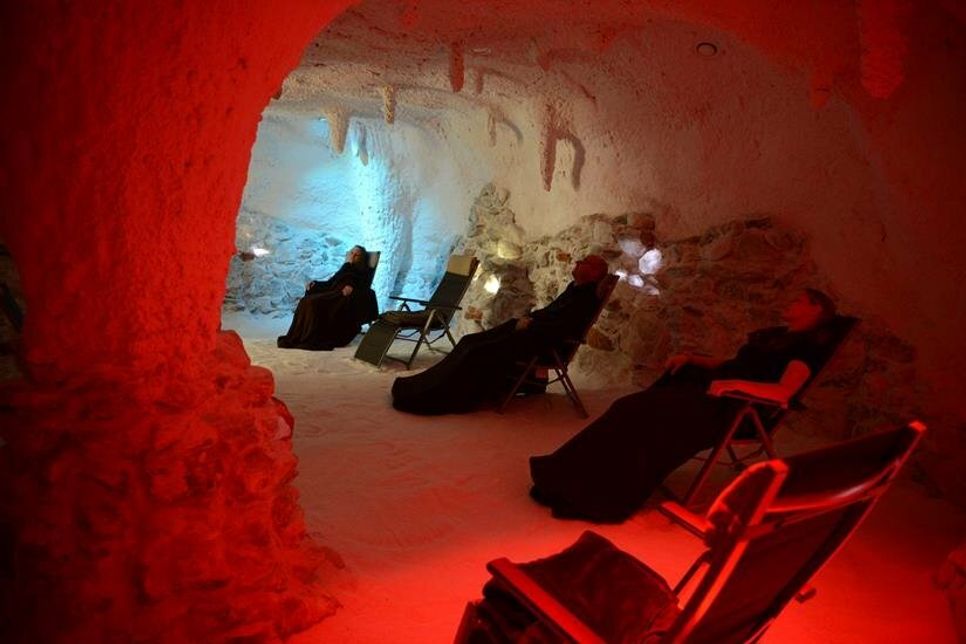 In der Salzgrotte tut man seinem Körper etwas Gutes. Haut und Lunge profitieren besonders von der klaren und heilsamen Luft.