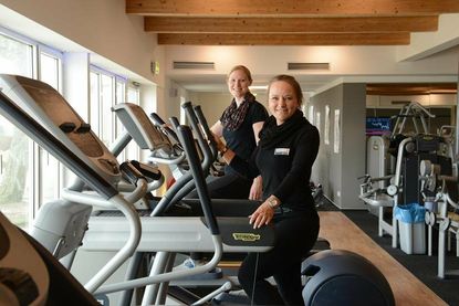 Im Fitness-Studio stehen diverse Geräte für Muskel- und Konditionsaufbau zur Verfügung. Vom Laufband aus kann man direkt auf die Ostsee blicken. Spa-Leitung Ramona Reinhardt und Fitness-Studio-Leiterin Yvonne Eckert wissen das zu schätzen.