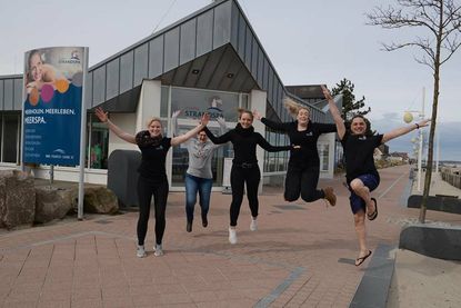 Hoch motiviert und bester Laune begrüßt das Team des StrandSpa seine Gäste.