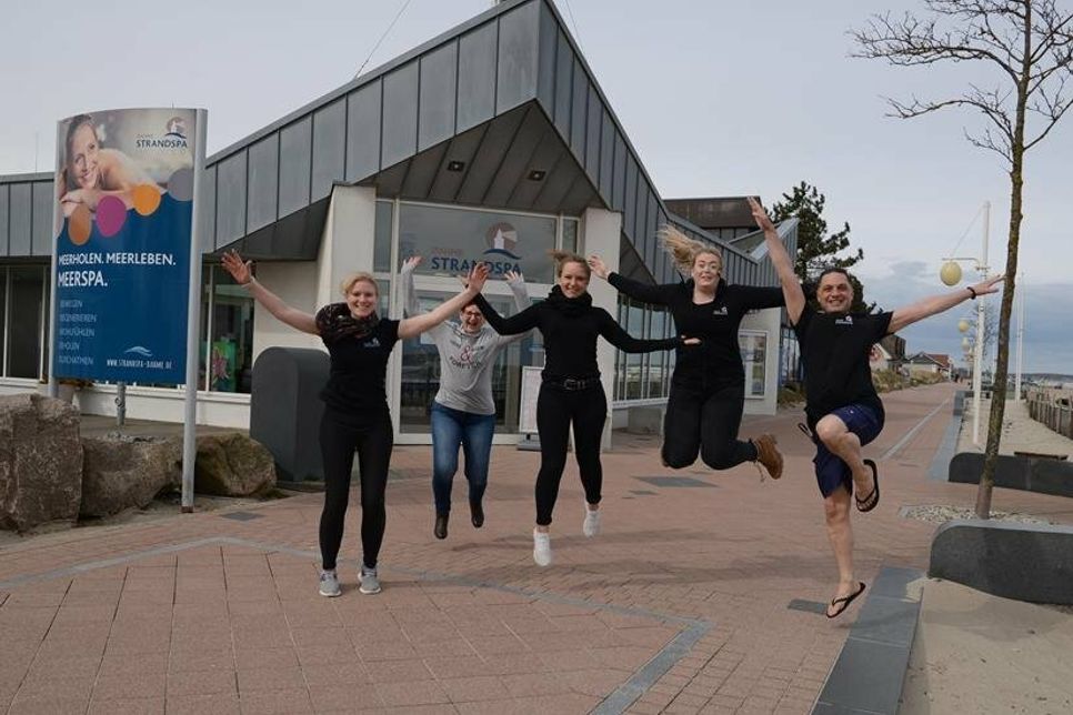Hoch motiviert und bester Laune begrüßt das Team des StrandSpa seine Gäste.