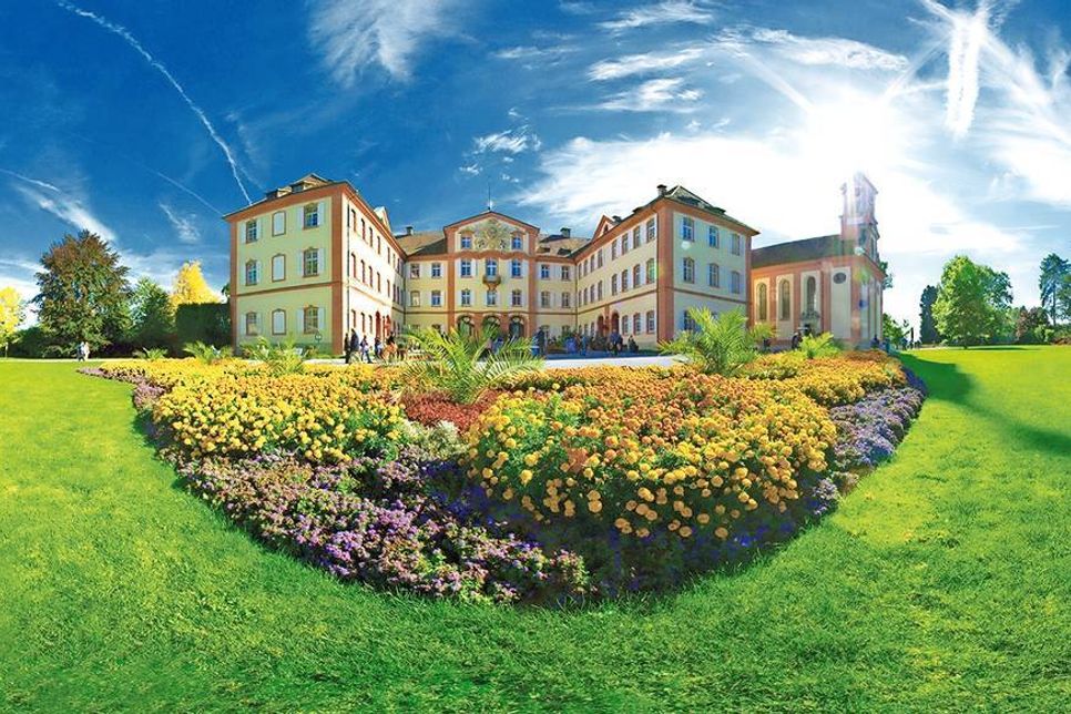 Die Blumeninsel Mainau besticht durch ihre üppige Vegetation und exotische Blumen.