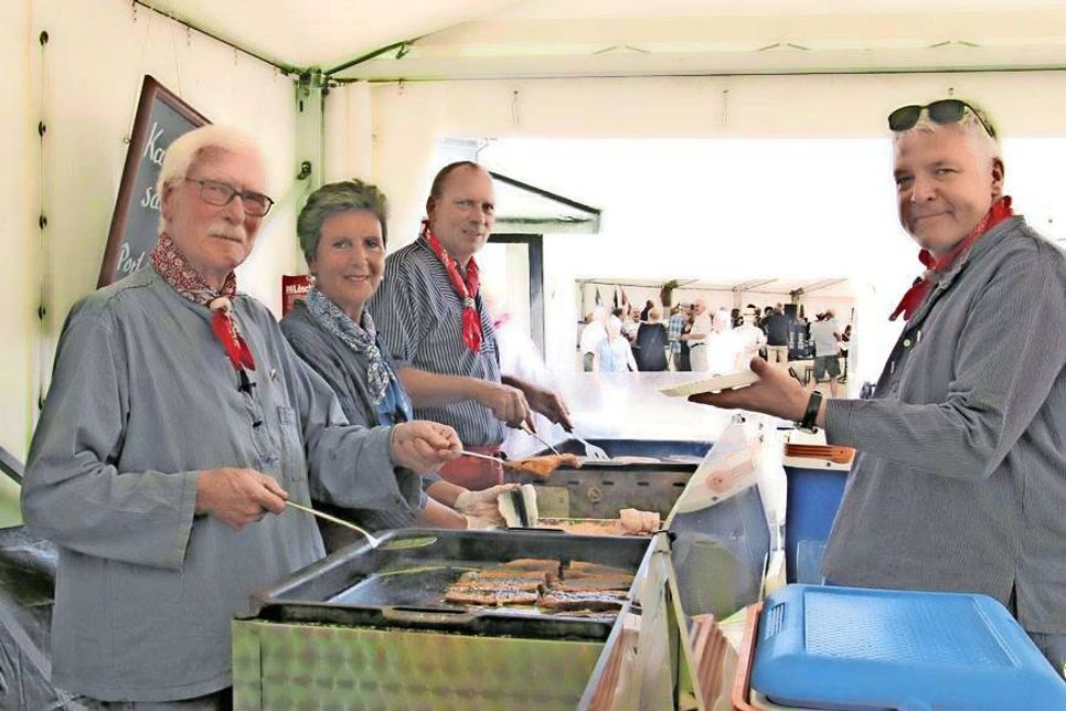 Eine Delikatesse: Bratheringe fangfrisch serviert.