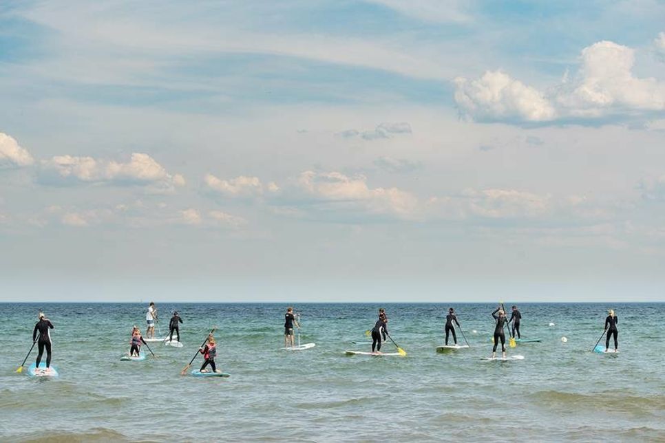 Angeboten werden unter anderem kostenlose SUP-Grundkurse.
