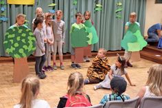 Die Schüler der Klasse 3b führten die Tierfabel „Der Löwe und die Maus“ in Englisch und Deutsch auf.