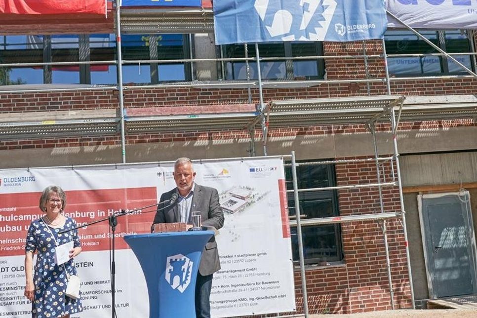Oldenburgs Bürgervorsteherin Susanne Knees und Bürgermeister Jörg Saba begrüßten die Gäste herzlich zum Richtfest und freuten sich auf den Richtspruch, der einen wichtigen Bauabschnitt besiegelte.