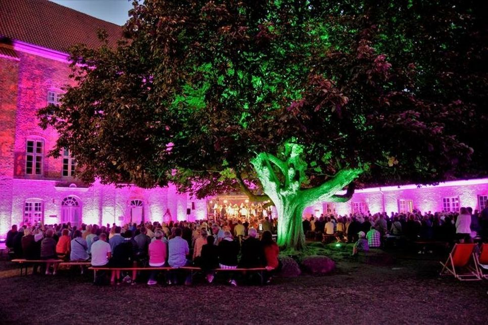 Das Kloster sorgt am Abend mit seiner Beleuchtung für ein passendes Ambiente