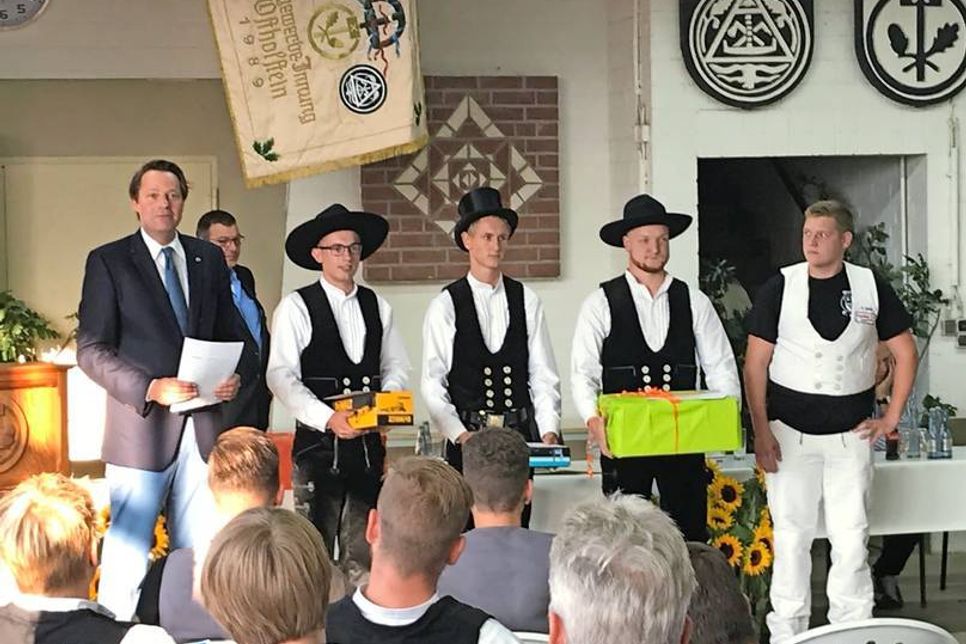 Die vier Innungsbesten werden von Obermeister Ralf Hoffmann ausgezeichnet: Zimmerer René Werner, Jannes Lüder, Fabian Buck und Maurer Ole Hofele (v. lks.). Sie erhielten von der Baugewerbe-Innung Ostholstein ein Präsent.