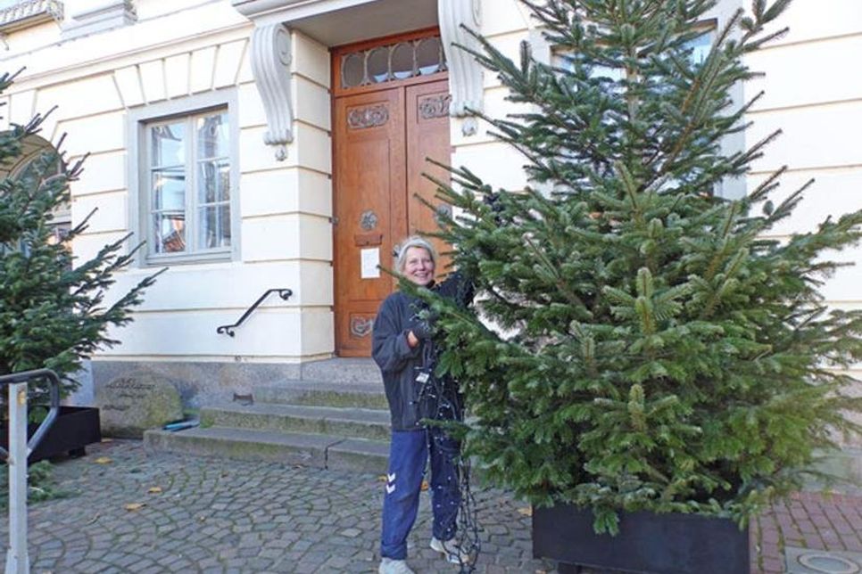 Tina Benz schmückte den Baum am Rathaus