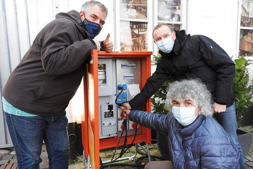 Torsten Medloff, Eva Staege und Thomas Keller beim Anleuchten am Montagnachmittag.