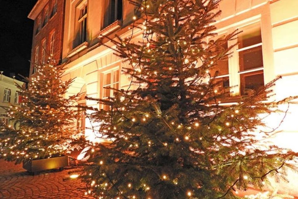 Der Baum am Rathaus strahlte abends festlich