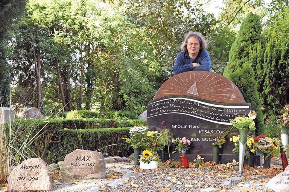 Pastor Johannes Höpfner am Gedenkort für zur See Bestattete auf dem Friedhof in Niendorf. (Foto: Kirchenkreis Ostholstein/hfr)