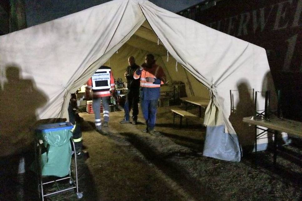 Seit heute morgen um vier Uhr befindet sich die 1. Logistikgruppe der DRK Bereitschaft Neustadt im Einsatz bei dem Großfeuer in Testorf.