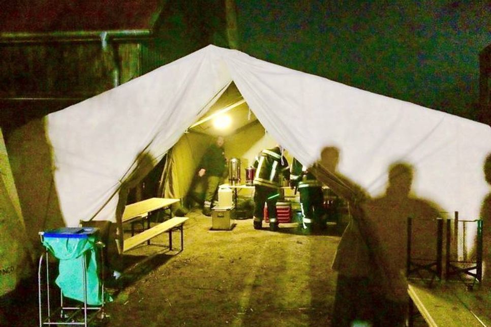 Seit heute morgen um vier Uhr befindet sich die 1. Logistikgruppe der DRK Bereitschaft Neustadt im Einsatz bei dem Großfeuer in Testorf.