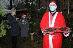 Christina Grahl mit Lara Steinbock und „Weihnachtsmann“ Sebastian Schoel (v. lks.). Im Hintergrund der weihnachtliche Markt.