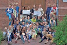 Zeigt her eure Laufschuhe! Die Schülerinnen und Schüler der 5a liefen beim Sponsorenlauf zusammen insgesamt 445 Kilometer und waren damit die erfolgreichste Klasse. Sie unterstützten Pia Frey und Marisa Kahl aus dem SV-Team bei der Übergabe der symbolischen Spendenschecks an Babette Otto vom Sahel e.V. und Pit Horst vom Förderverein des UKSH.