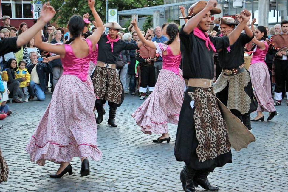 Bolivien ist vertreten von der „Compania de Danza Acuarela Boliviana“.