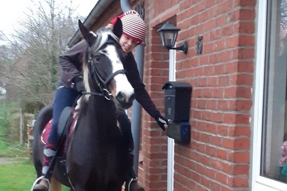 Fest im Sattel bei der reporter-Zustellung: Lene Strunge.