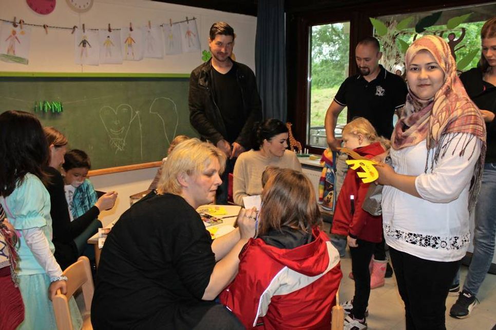 Kinderschminken für den Safari-Look.