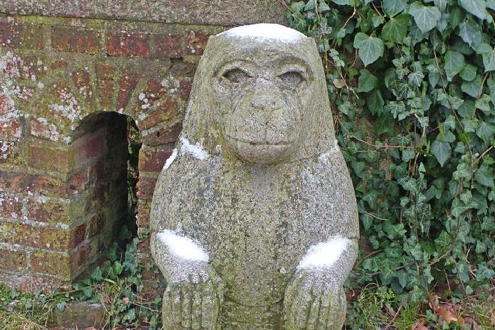 Keine Affen sondern Kynokephaloi: Zwei dieser Hundeköpfigen bewachen seit 1918 das Eutiner Schloss – ihre Vorbilder stammen aus dem alten Ägypten, wo sie als Sinnbilder des Gottes Thot verehrt wurden.