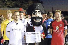 Die Strandpiraten übergeben einen Spendencheck in Höhe von 1.000 Euro für Anna Lina. (Foto: okPress)