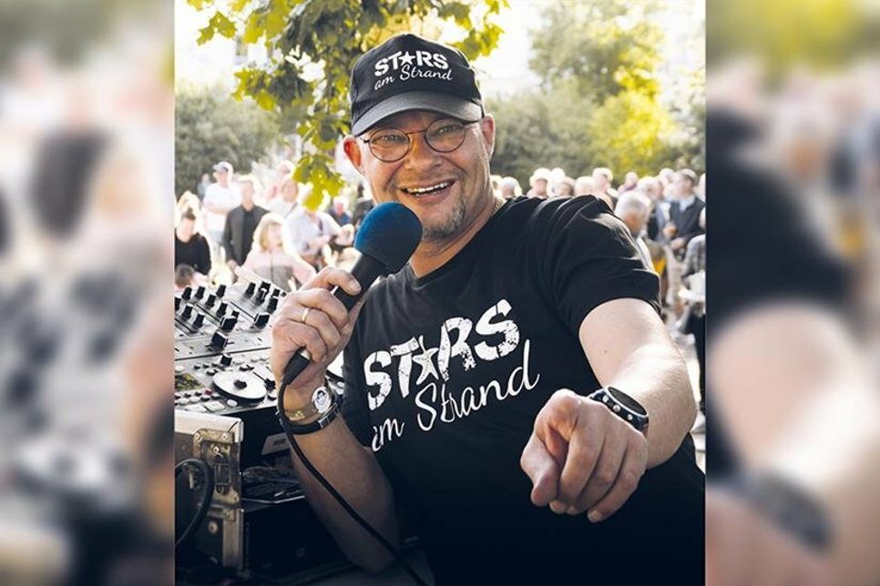 Der Niendorfer Discjockey René Kleinschmidt präsentiert seit 2015 „Tanzen am Meer“ für jung und alt.
