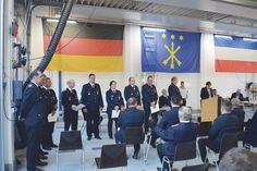 Etliche Kameradinnen und Kameraden wurden im neuen Feuerwehrhaus in Stockelsdorf für langjährige Zugehörigkeit und treue Dienste in der Wehr geehrt.