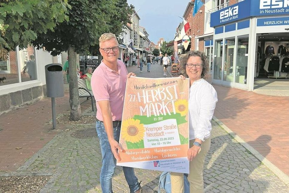 Gewerbevereinsvorsitzender Sven Muchow und Melanie Levingstone von der Werbegemeinschaft Kremper Straße laden herzlich ein zum bunten Herbsttag