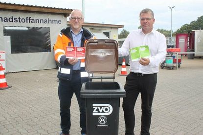 Verbandvorsteher Frank Spreckels (re.) mit Ralph Rillox, Abteilungsleiter Kommunaler Abfall beim ZVO.