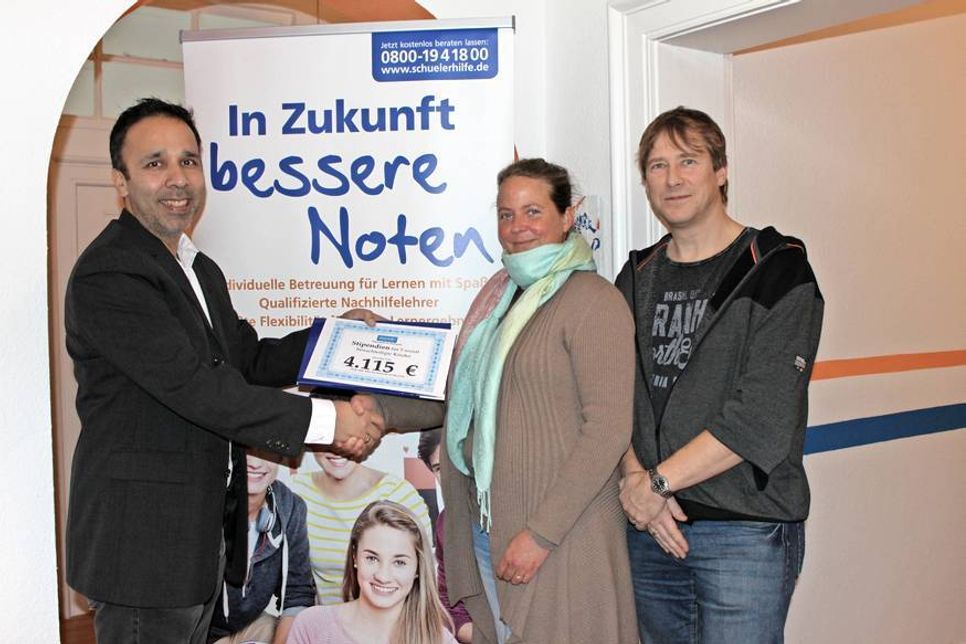Inhaber Robin Pal, Lehrerin Friederike Kober und Schulsozialarbeiter Marco Gregorius vom Küstengymnasium (v. lks.).