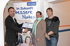 Inhaber Robin Pal, Lehrerin Friederike Kober und Schulsozialarbeiter Marco Gregorius vom Küstengymnasium (v. lks.).