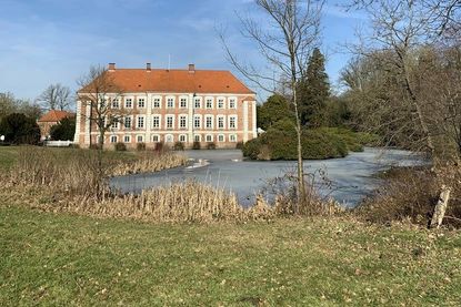 Das schmucke Herrenhaus auf Gut Güldenstein wurde im 18 Jahrhundert nach Plänen des Eutiner Hofbaumeisters Dallin erbaut.