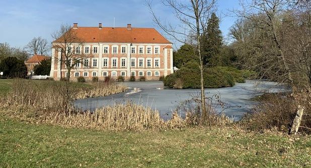 Das schmucke Herrenhaus auf Gut Güldenstein wurde im 18 Jahrhundert nach Plänen des Eutiner Hofbaumeisters Dallin erbaut.