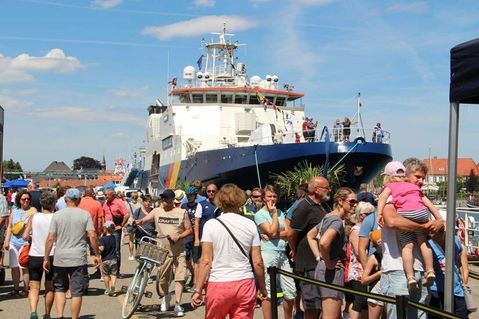Ein sehr prominentes Beispiel für die zielführende Arbeit des Stadtmarketings ist die Umsetzung der Erlebbarkeit der „Küstenwache“. Tausende Besucherinnen und Besucher kommen jedes Jahr zum Tag der Küstenwache nach Neustadt.