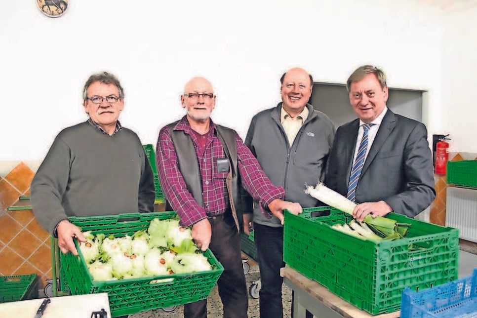 Tafelvorsitzender Gerd Garczewski und sein Vorgänger Eitel Pries zeigten im Beisein von 1. Stadtrat Friedrich-Karl Kasten dem CDU-Bundestagsabgeordneten Ingo Gädechens die Einrichtung (v. lks.).