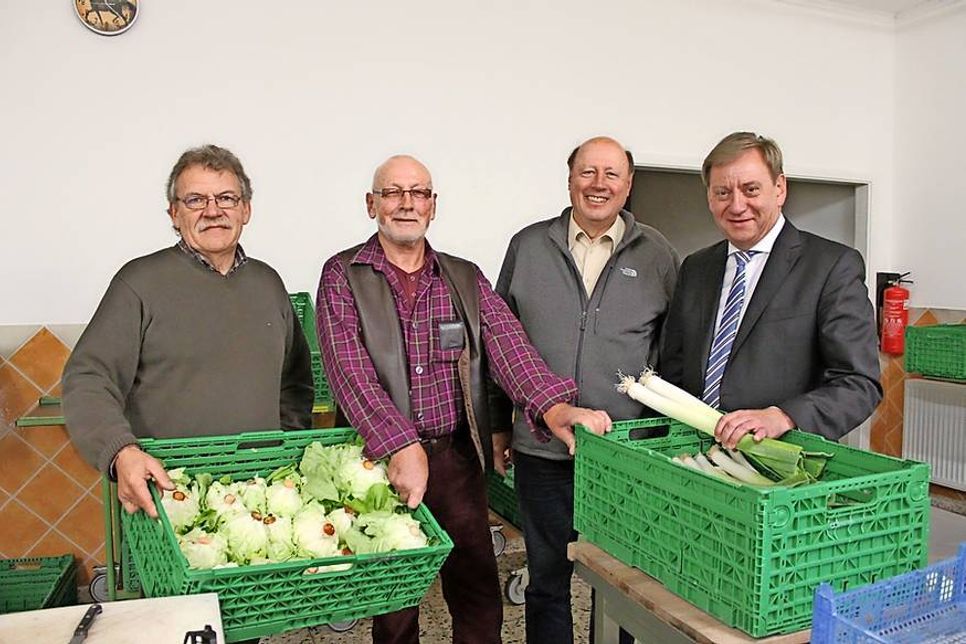 Tafelvorsitzender Gerd Garczewski und sein Vorgänger Eitel Pries zeigten im Beisein von 1. Stadtrat Friedrich-Karl Kasten dem CDU-Bundestagsabgeordneten Ingo Gädechens die Einrichtung (v. lks.).