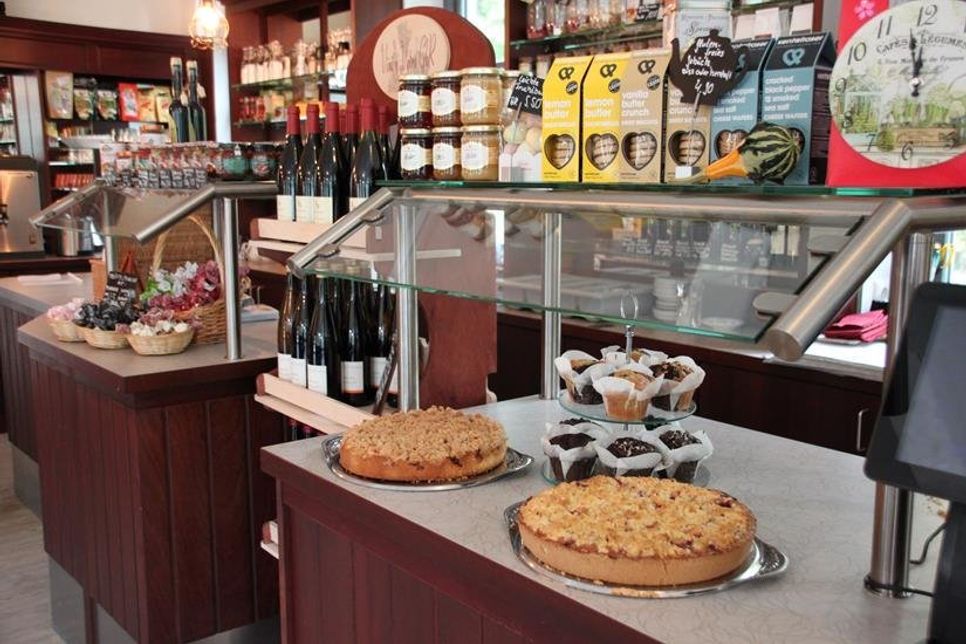 Neben süßen frisch gebacken Sünden können original italienische Leckereien für Zuhause gekauft werden.