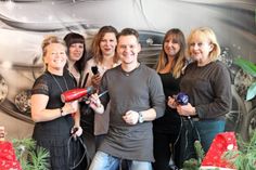 Angela Schröder-Posing, Vanessa Rahlf, Sabrina Becker, Jarek Wodecki, Sarah Kolumbuchi und Renate Muus (v. lks.) wünschen ihrer Kundschaft ein frohes Weihnachtsfest.