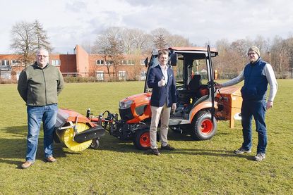 Große Freude über den neuen Kommunaltraktor: Alexander Ohrt (Gebäudemanagement, von links), Bürgermeister Dr. Uwe Brinkmann und Schulhausmeister Timm Hardekopf (GaM).