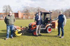 Große Freude über den neuen Kommunaltraktor: Alexander Ohrt (Gebäudemanagement, von links), Bürgermeister Dr. Uwe Brinkmann und Schulhausmeister Timm Hardekopf (GaM).