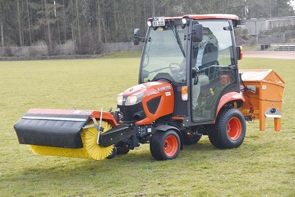 Der Bad Schwartauer Bürgermeister Uwe Brinkmann bei seiner Probefahrt mit dem Kubota BX 231.