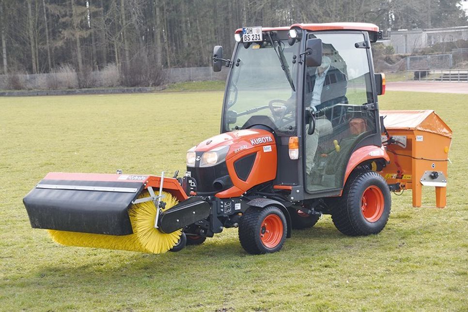 Der Bad Schwartauer Bürgermeister Uwe Brinkmann bei seiner Probefahrt mit dem Kubota BX 231.