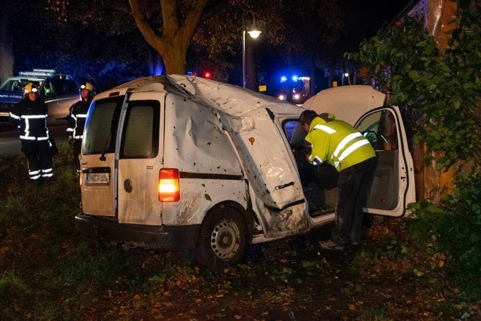 Der PKW kam kurz vor Lensahn von der Fahrbahn ab, fällte einen Baum und knallte dann gegen eine Mauer. Der Fahrer kam verletzt ins Krankenhaus.