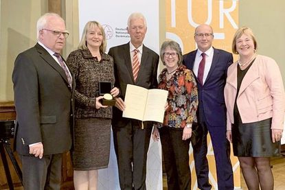 Über die Preisverleihung freuen sich (v. l.) von der Stiftung der Ehrenvorsitzende Hans-Joachim Hahn, die 2. Vorsitzende Dr. Stephanie Barth, der 1. Vorsitzende Torsten Ewers, sowie Bürgervorsteherin Susanne Knees, Bürgermeister Martin Voigt und die Bundestagsabgeordnete Bettina Hagedorn.