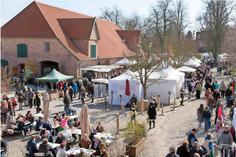 Verschiedene Künstler und Kunsthandwerker zeigen ihre Arbeiten und Fertigkeiten.