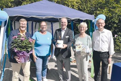 Gratulation zum 50. Bestehen (von links): Bürgermeister Sven Partheil-Böhnke, Kita-Leiterin Cornelia Techen, Propst Peter Barz, die ehemalige Leiterin Barbara Bergmann und Pastor Michael Franke.