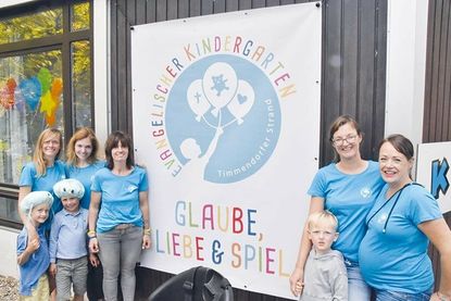 Die Mitglieder des Fördervereins schenkten dem Kindergarten ein Banner, das jetzt das Haus schmückt.